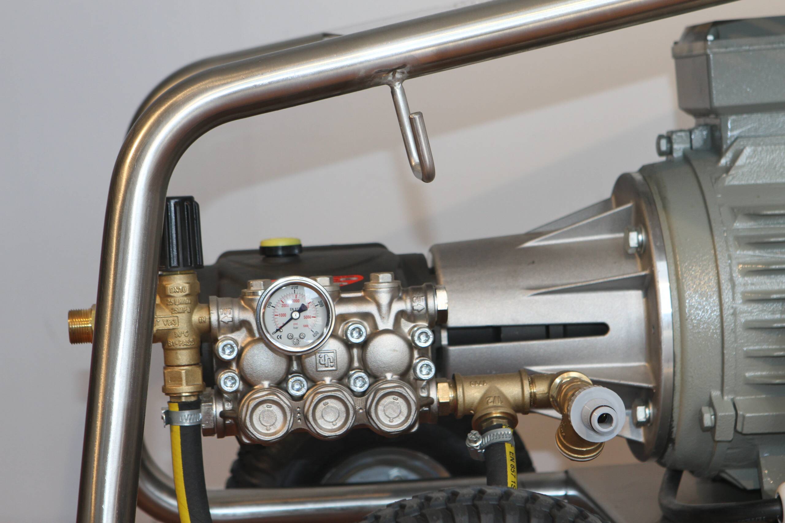 high pressure washing machine's pump with manometer